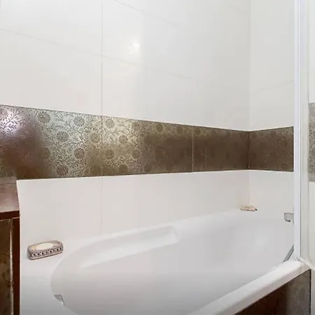 With Air Conditioner Boulogne-Billancourt